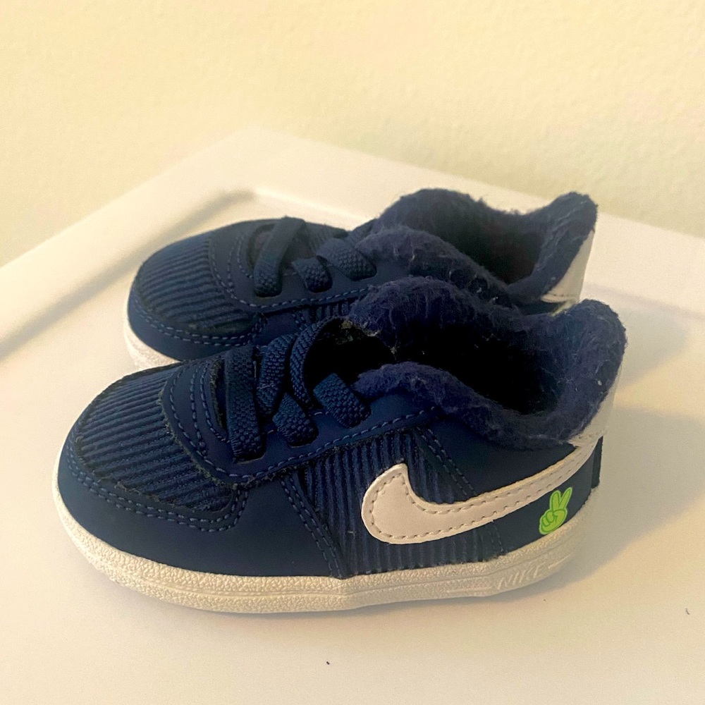 Nike slip on sneakers size 3C 💙